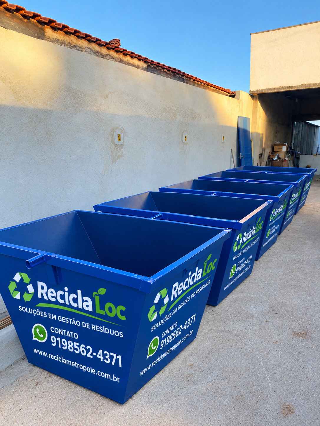 Caçambas estacionárias azuis da Recicla Metrópole